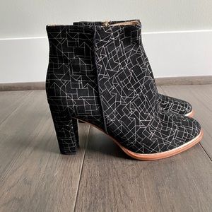 Clarks Art Deco black & silver bootie EUC